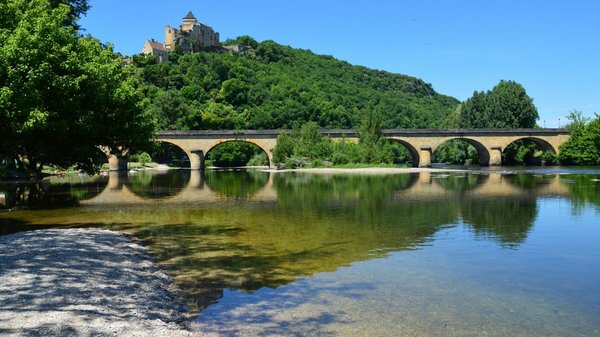Où trouver les meilleurs campings avec piscine pour un séjour en famille dans le Périgord : nos adresses incontournables !